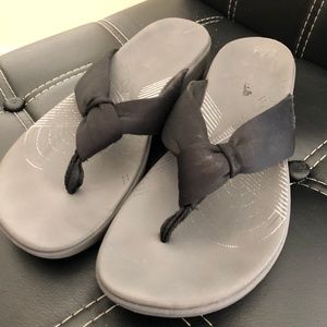 Clark brand Cloud Cushion Black Flip Flops, Sz 10